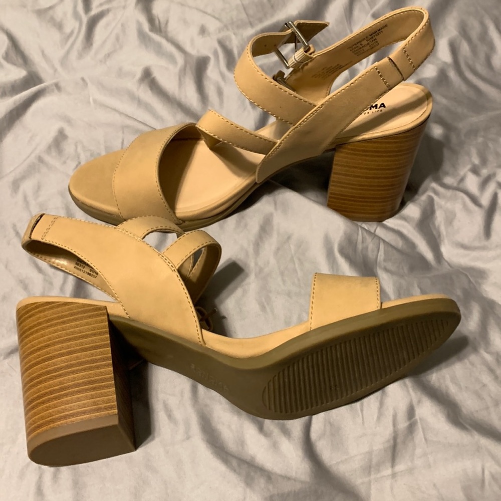 Sonoma size 11 adjustable strap tan heels. Worn twice, great condition